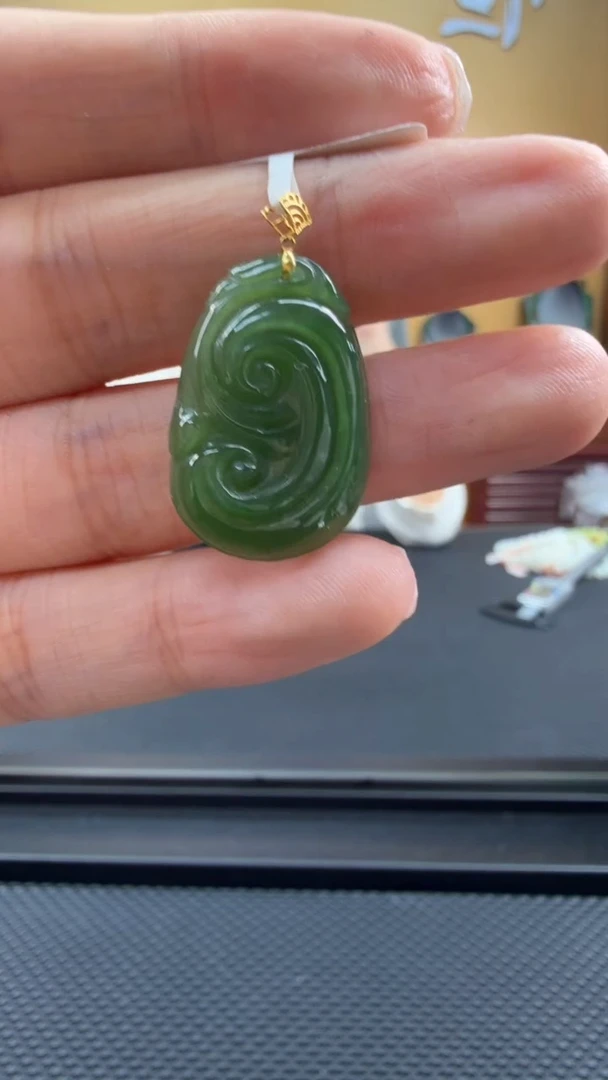 颈饰18K金镶嵌和田玉挂件