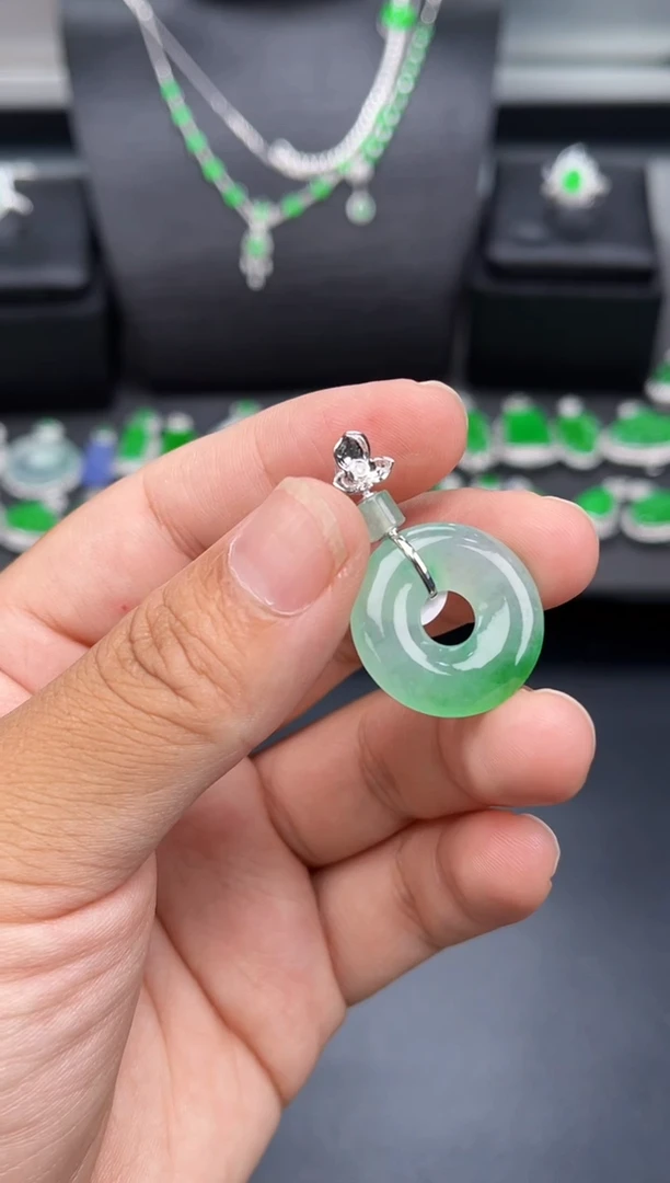 吊坠(不含链)18K金镶嵌翡翠多人