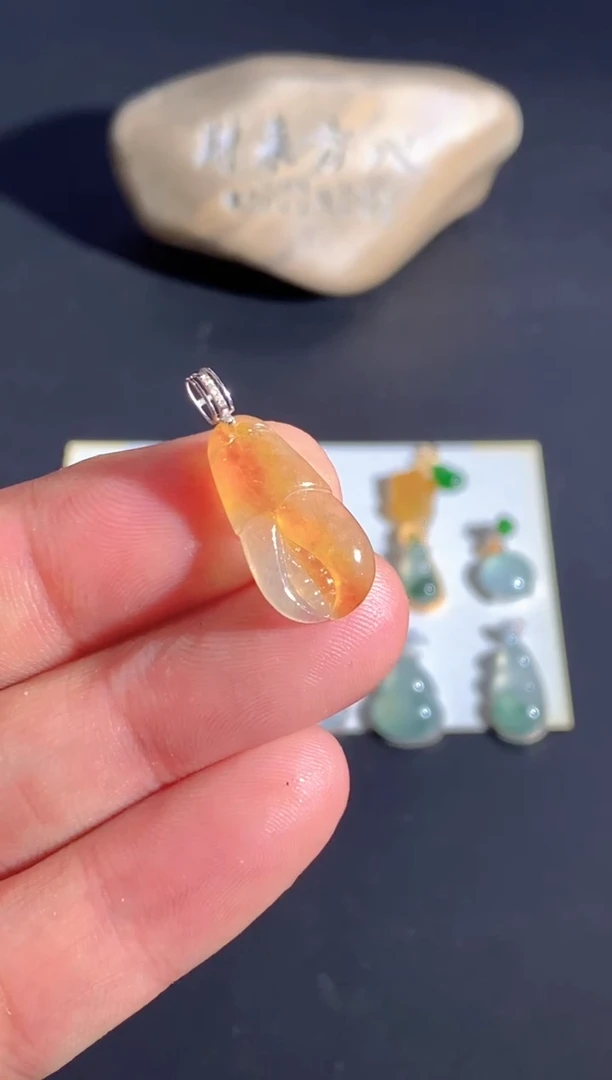 颈饰18K金镶嵌翡翠