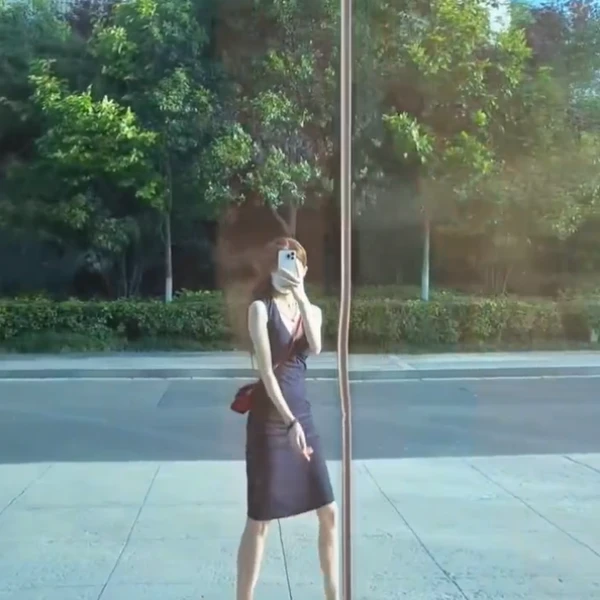 2025夏季新款设计感小众时尚气质V领连衣裙女修身显瘦中长款裙子