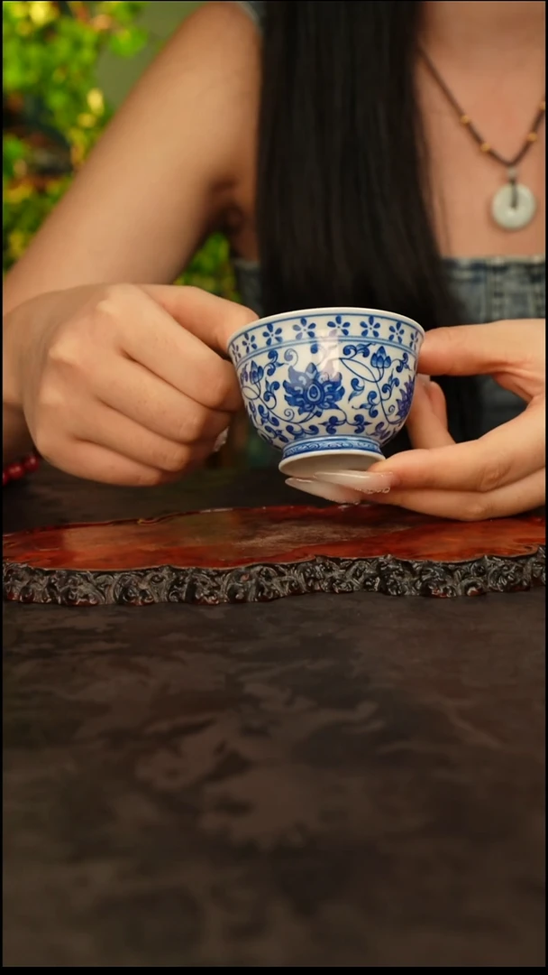 青花手绘缠枝莲主人杯