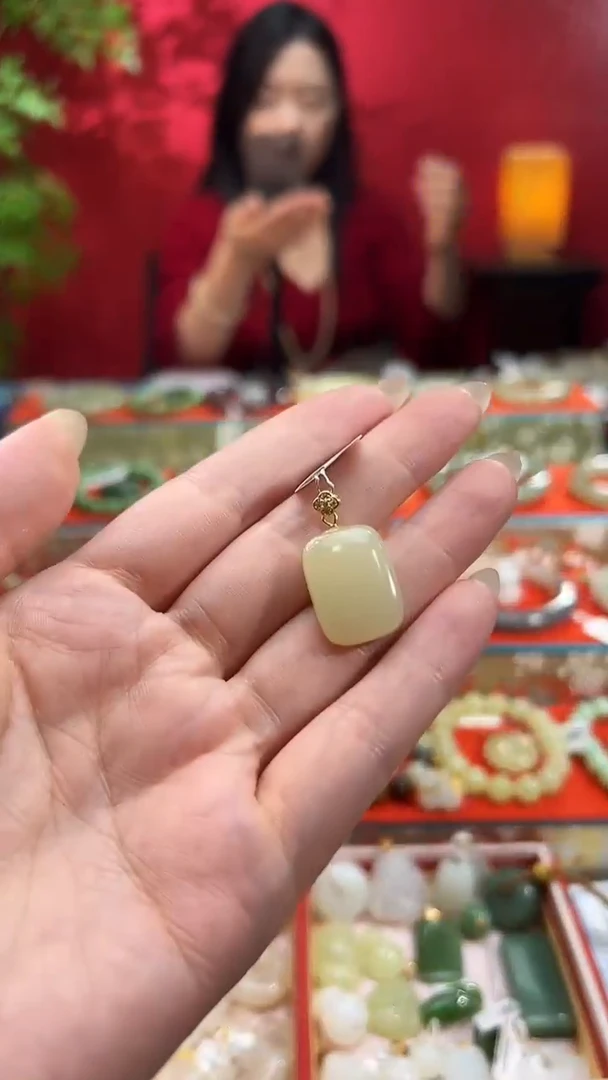 颈饰未镶嵌和田玉黄口无事牌吊坠