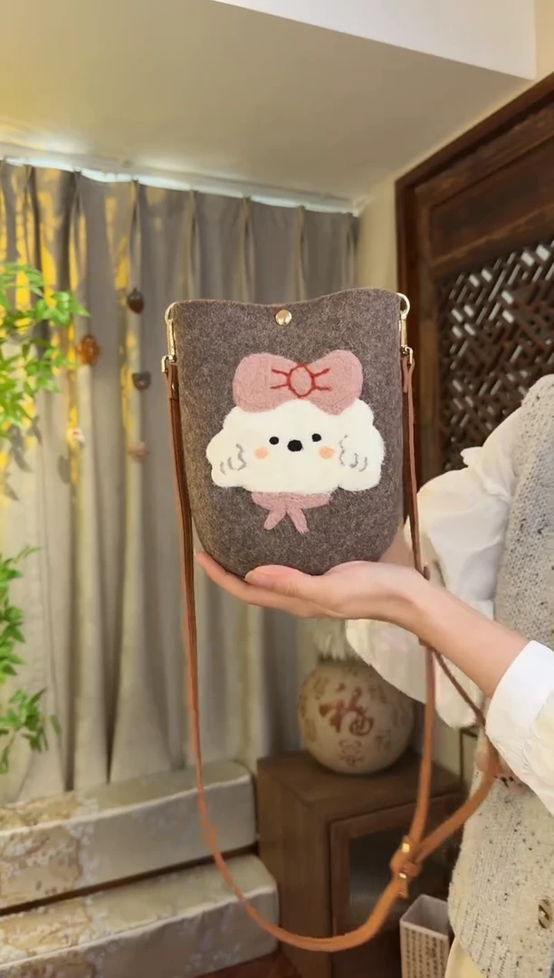 羊毛非遗羊毛毡包 手机包小狗