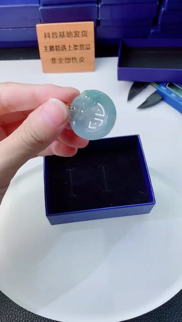 翡翠未镶嵌颈饰  `