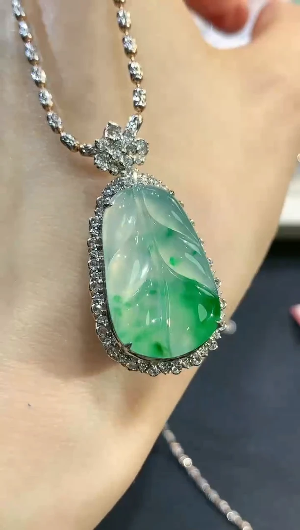 【闪购商品】翡翠吊坠(不含链)18K金镶嵌q70