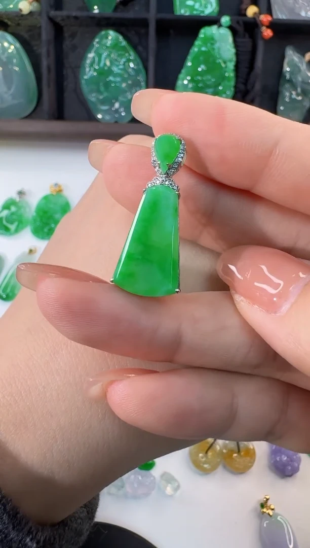 颈饰18K金镶嵌翡翠缅甸A货翡翠