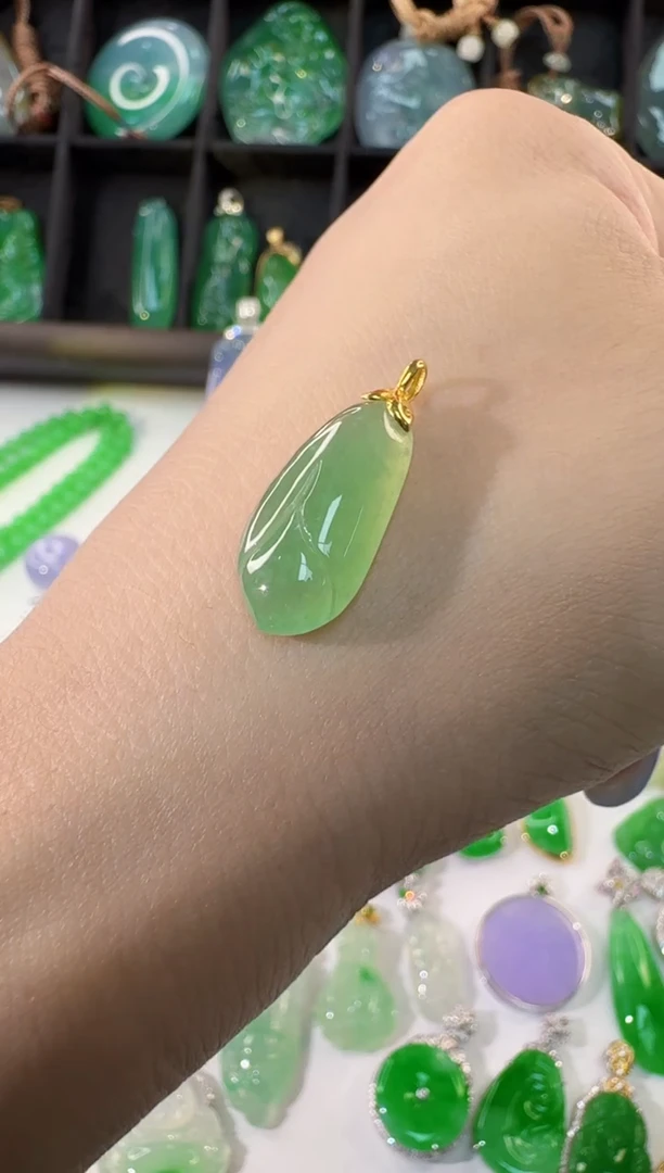 颈饰18K金镶嵌翡翠缅甸A货翡翠