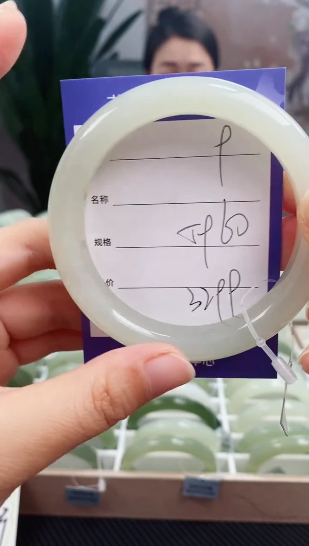 和田玉手镯未镶嵌微色差9