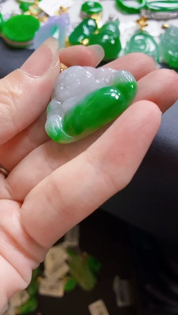 翡翠18K金镶嵌颈饰佛