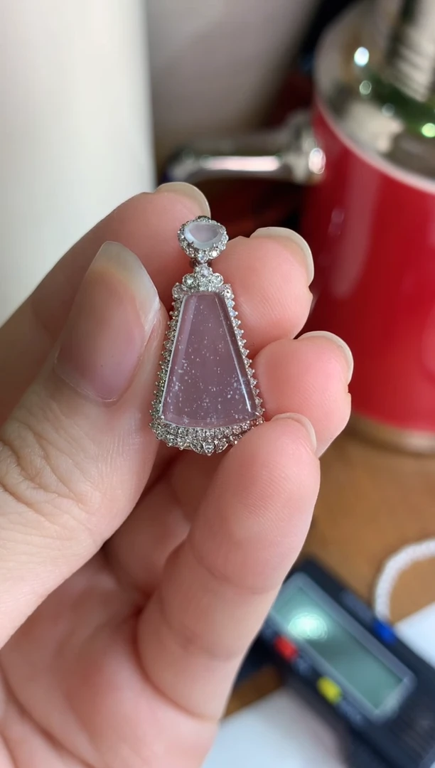 翡翠18K金镶嵌颈饰无事牌