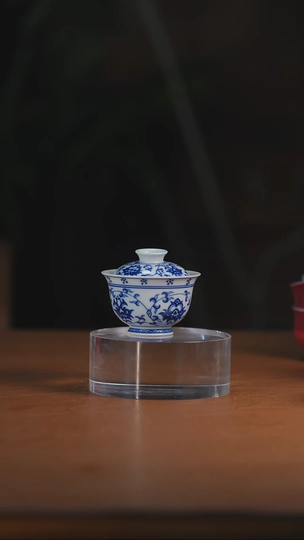 青花缠枝莲小盖碗