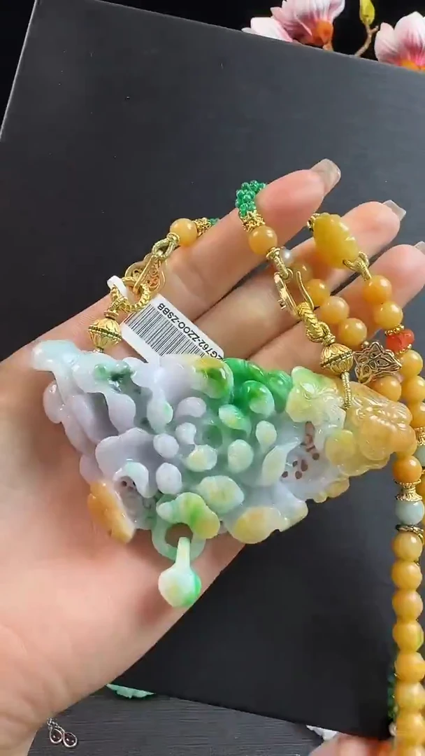 颈饰未镶嵌翡翠花牌