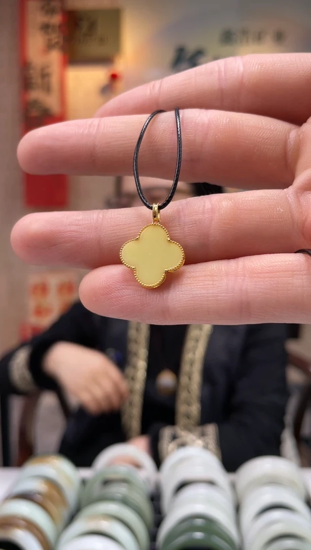 【闪购商品】和田玉颈饰18K金镶嵌黄玉挂件一件