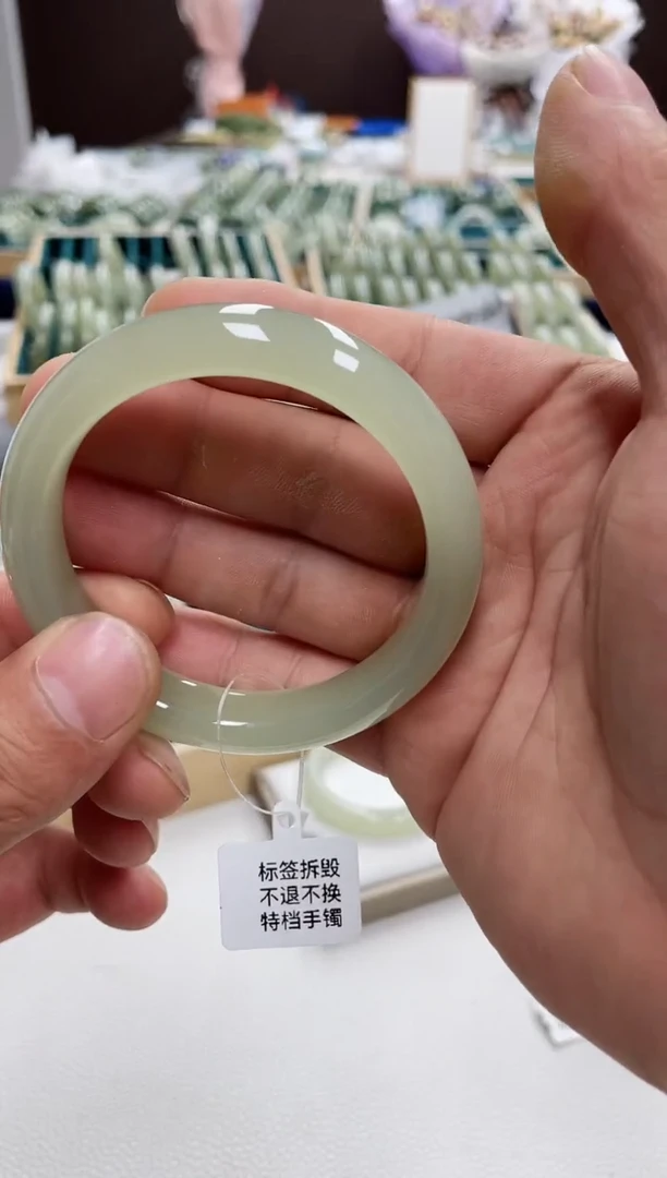 和田玉手镯未镶嵌夏*?和田玉手镯