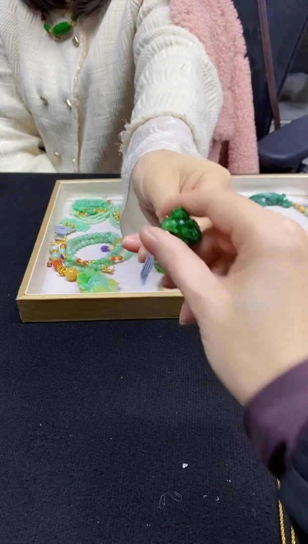 颈饰未镶嵌翡翠戒指-141