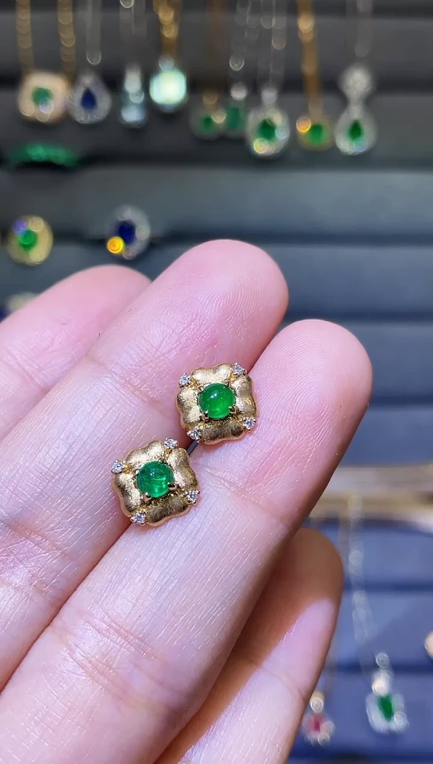 18K金镶嵌耳饰祖母绿0.4CT斯瓦特