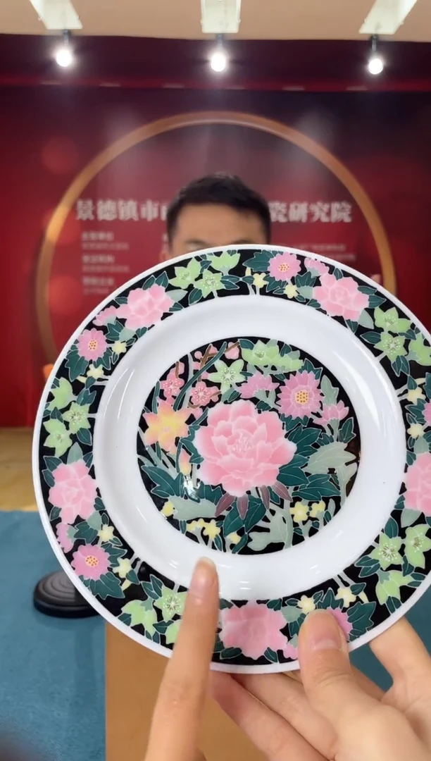 013函夏非遗釉下五彩黑底万花折腰盘