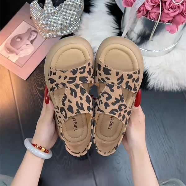 2025年夏季新款平底时尚凉鞋女百搭两穿复古舒适网红款豹纹凉鞋女