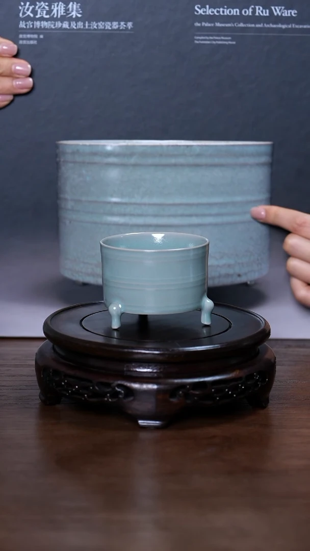 L·宝丰宋官窑原产地汝瓷三足尊