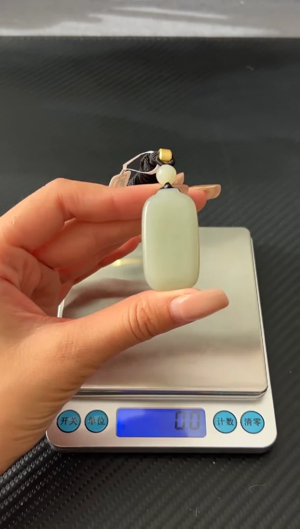 吊坠(赠链)未镶嵌和田玉且末微色差近矿吊坠S