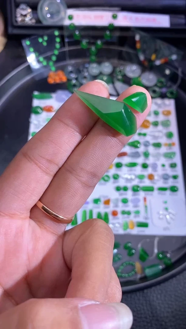 未镶嵌挂件翡翠切割