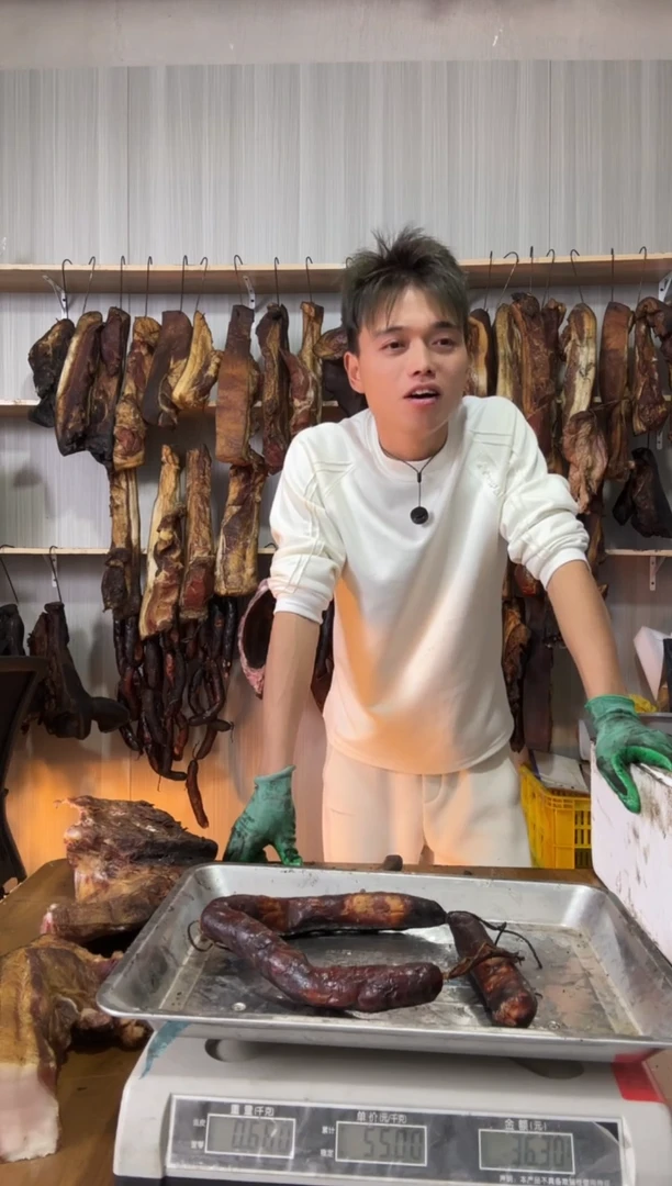 1年中国大陆贵州土特产烟熏农家高山柏香树烟熏腊肉（香肠）