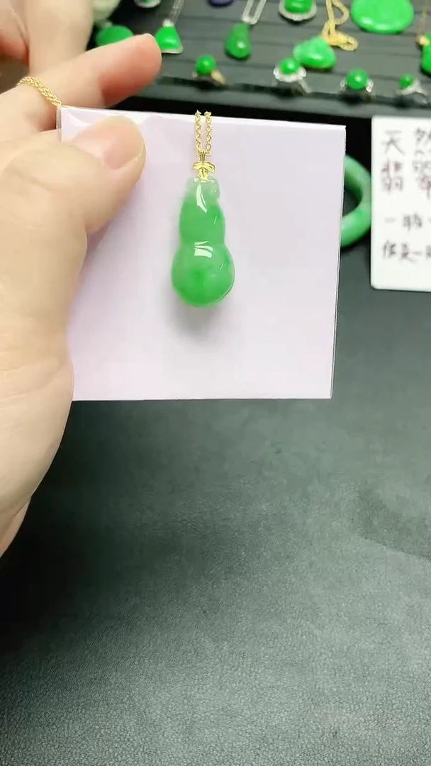 颈饰18K金镶嵌翡翠赠礼盒证书