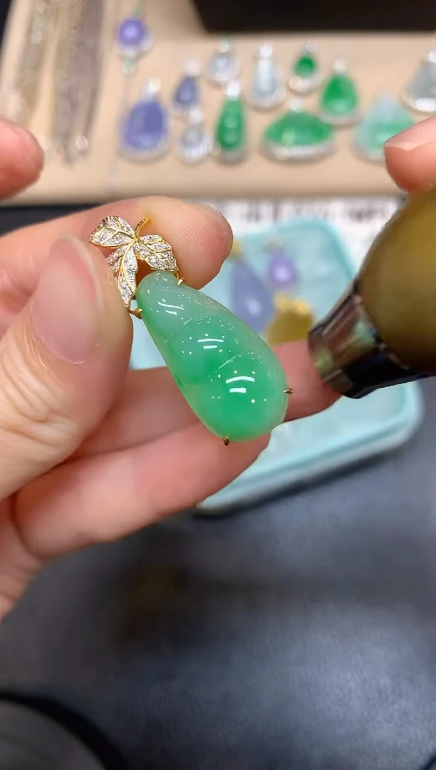 翡翠18K金镶嵌颈饰福豆【无服务费