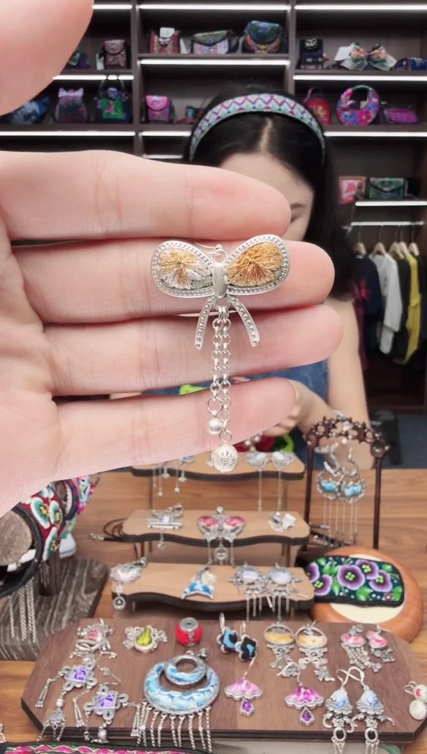 织绣?**?37蒙阿苏苗绣传承店