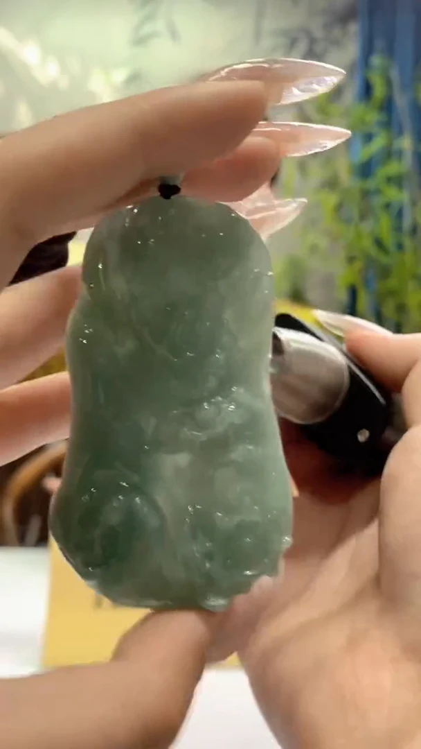 翡翠未镶嵌颈饰雕刻