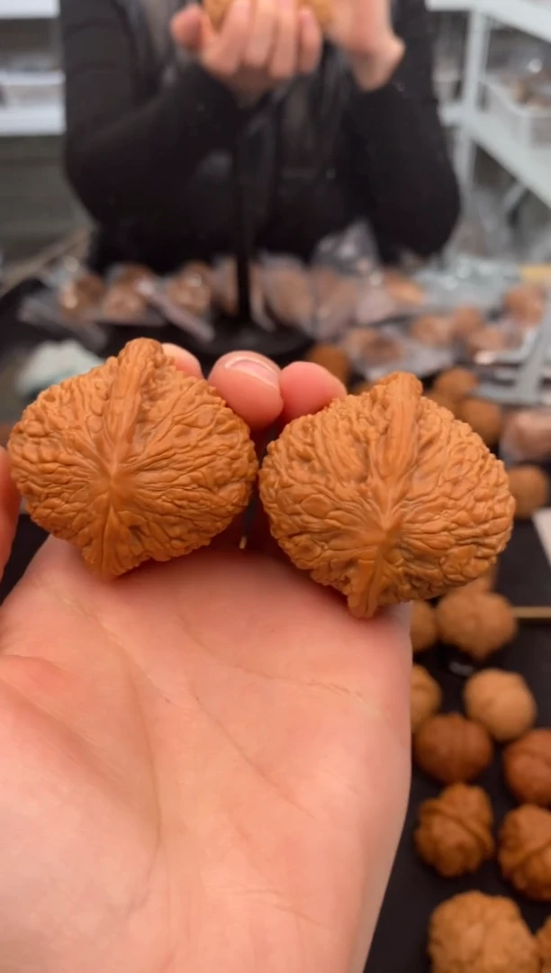 【闪购商品】文玩核桃把件绣球41-u005