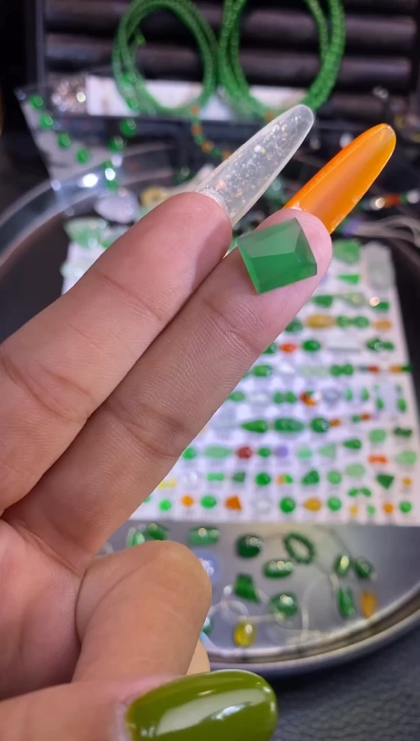 翡翠挂件未镶嵌切割