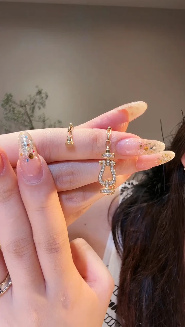 手链18K金镶嵌钻石马蹄手链