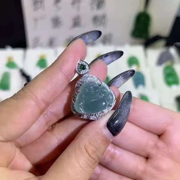 翡翠银镶嵌佛公蓝冰