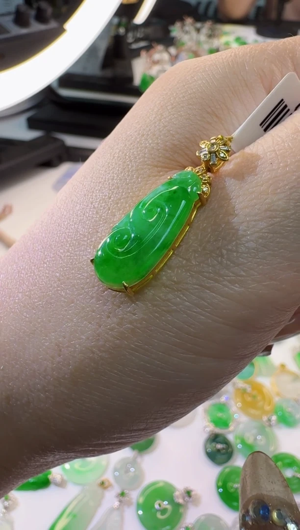 翡翠18K金镶嵌颈饰缅甸A货翡翠