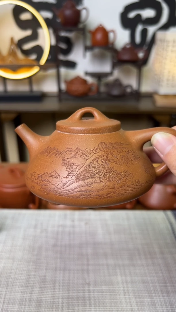 【闪购商品】段泥茶壶黄降坡子冶石瓢壶山水刻220CC-杨志琴