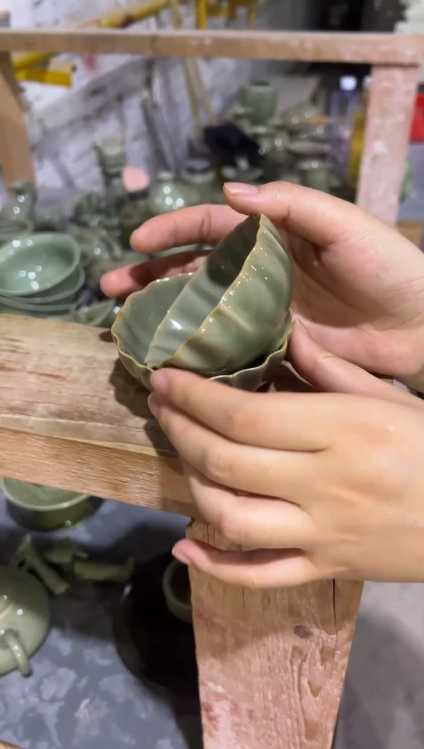 耀州窑青瓷多花口折楞主人杯一对