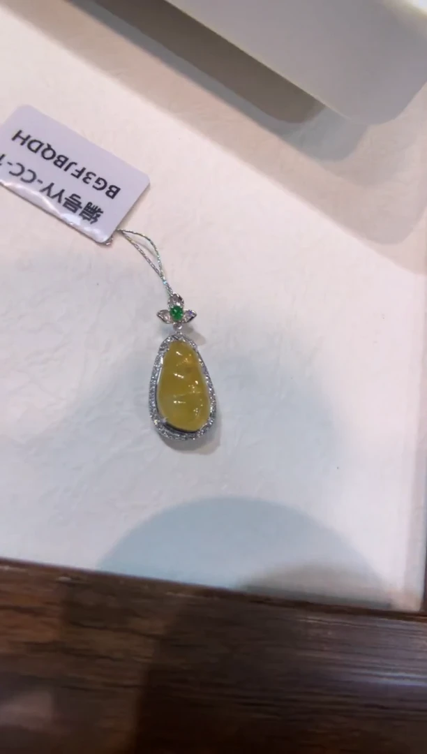 颈饰18K金镶嵌翡翠福豆