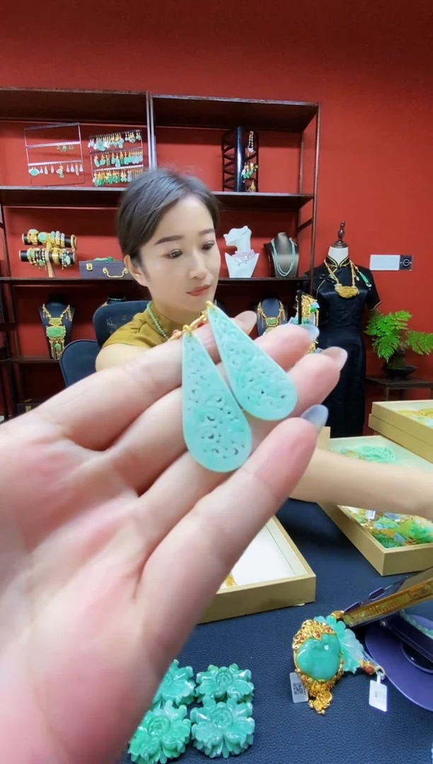 颈饰未镶嵌翡翠耳饰