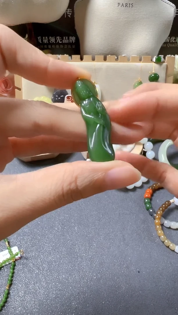 颈饰18K金镶嵌和田玉cg