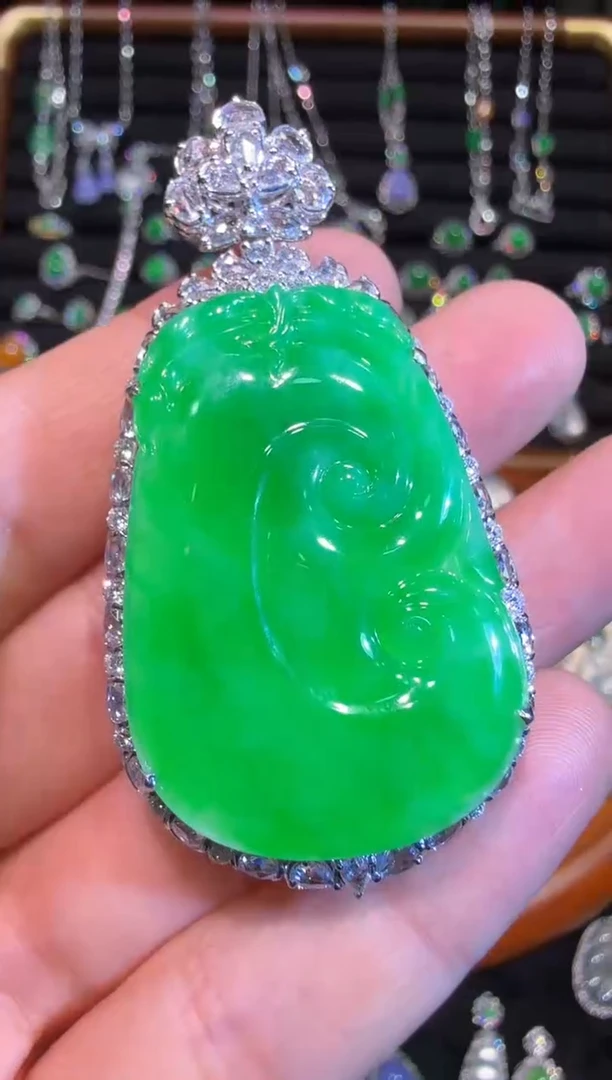 翡翠18K金镶嵌吊坠(赠链)正阳满绿大如意吊坠