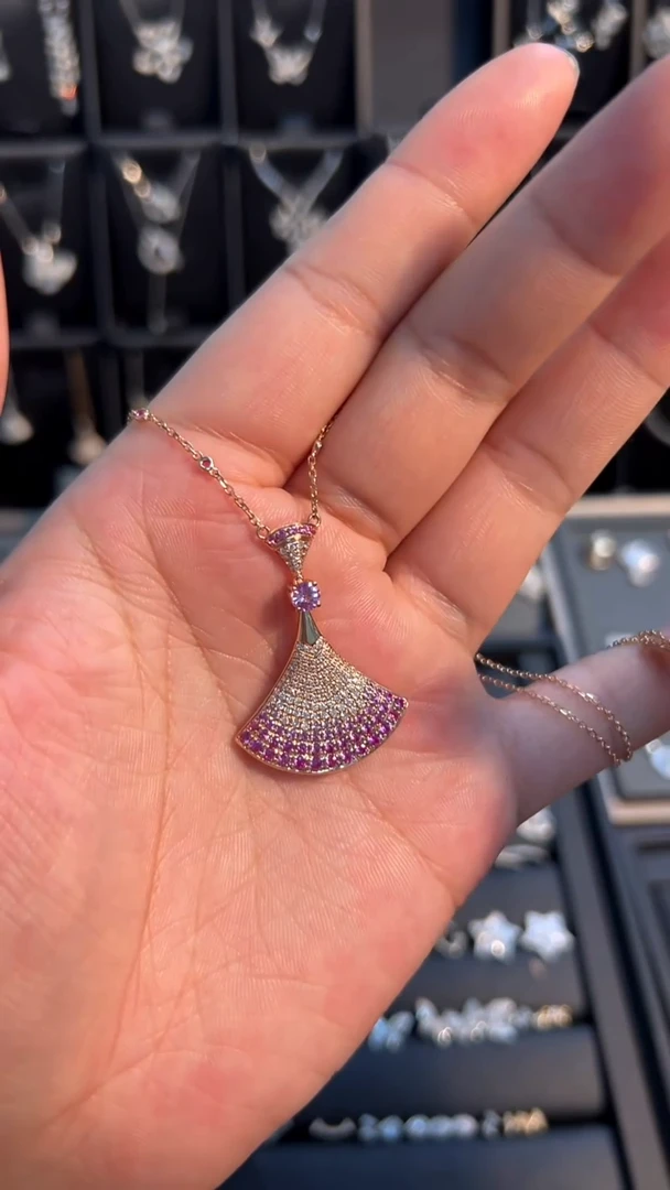 颈饰钻石18K金镶嵌粉裙子项链吊坠