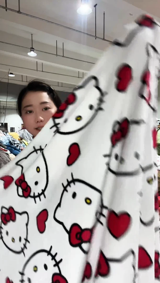 混纺主播手上展示的产品