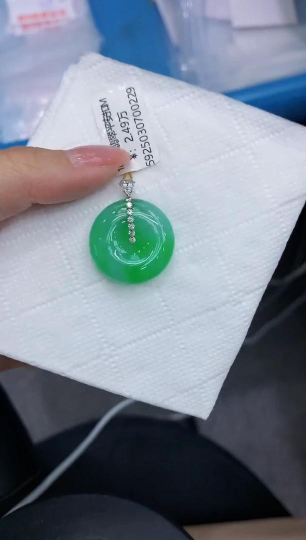 翡翠18K金镶嵌颈饰11111111111