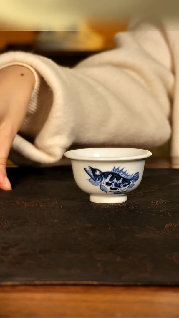 唐语青花鳜鱼小压手杯