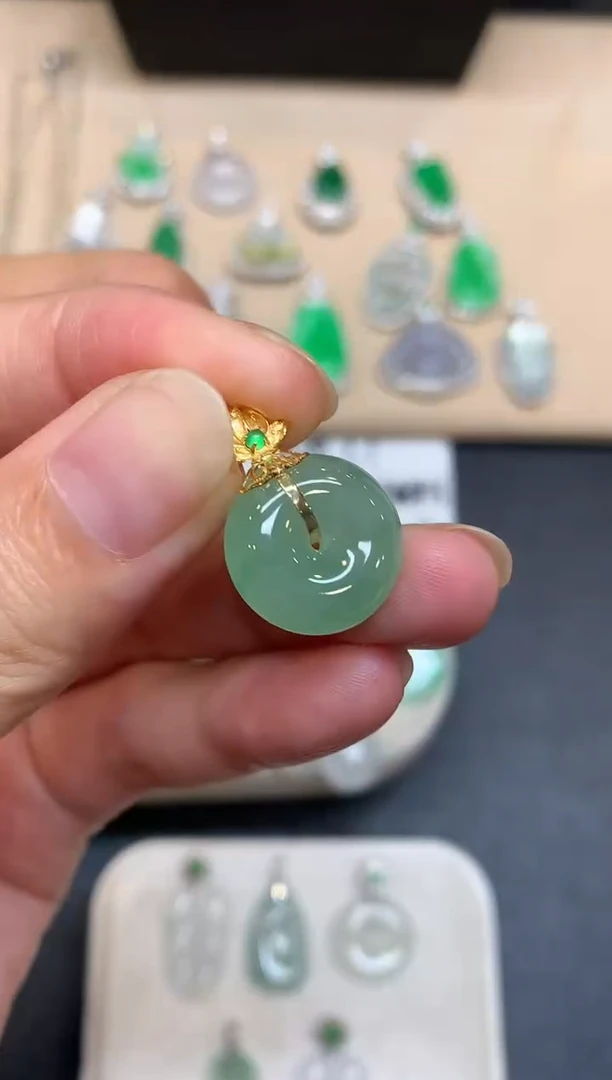 颈饰18K金镶嵌翡翠平安扣【无服务费