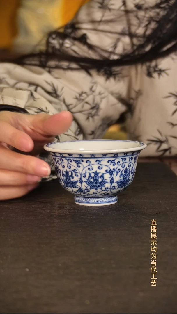 青花缠枝莲压手杯内双狮观峰有龙