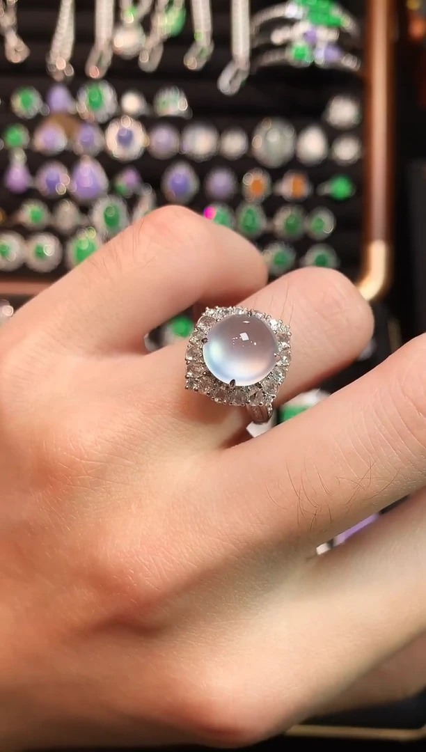 18K金镶嵌戒指翡翠玻璃种起光蛋面戒指