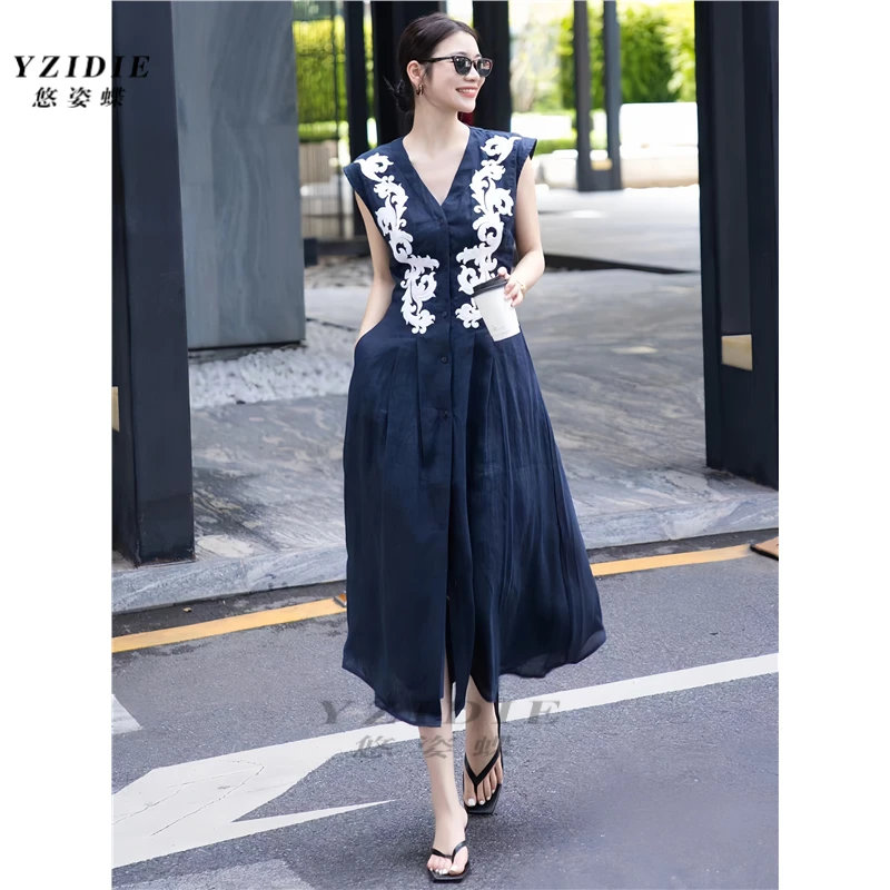 夏季刺绣百搭连衣裙设计感法式优雅收腰显瘦V领无袖长裙印花气质