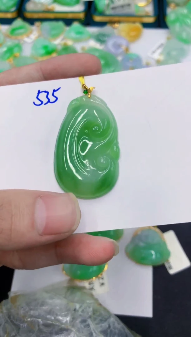 颈饰18K金镶嵌翡翠快***。11111